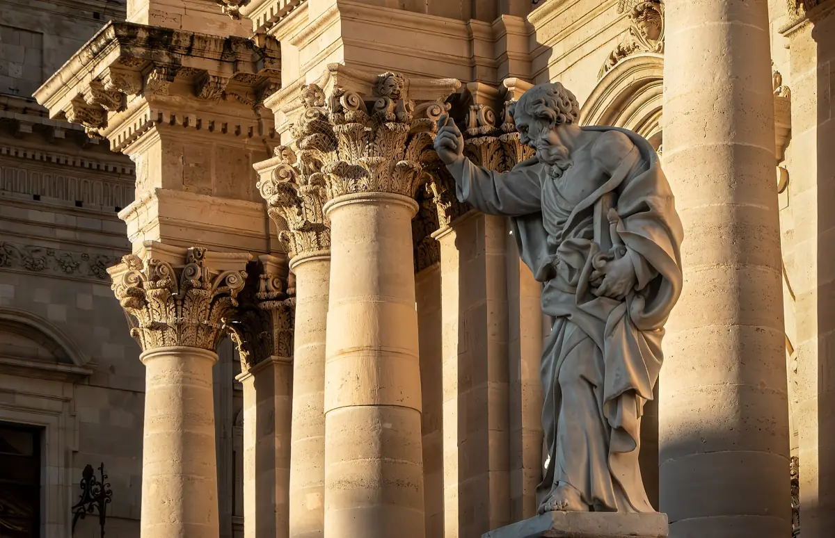 Die Statue des heiligen Paulus am Dom von Syrakus